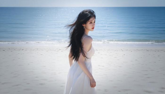美女 白裙优雅美女 回眸 海滩背景  沙滩美女 4K壁纸 电脑桌面